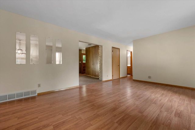 W235N6442 Outer Circle DRIVE, Sussex, WI 53089
