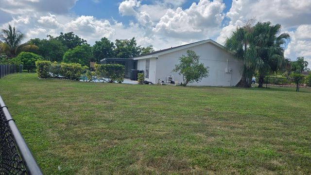 118 CAMBRIDGE Lane, Royal Palm Beach, FL 33411