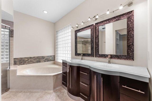 4 Glengary Road, Palm Beach Gardens, FL 33418