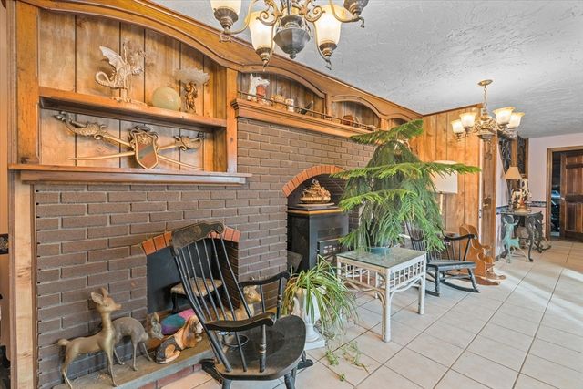 186 Eight Lots Rd, Sutton, MA 01590