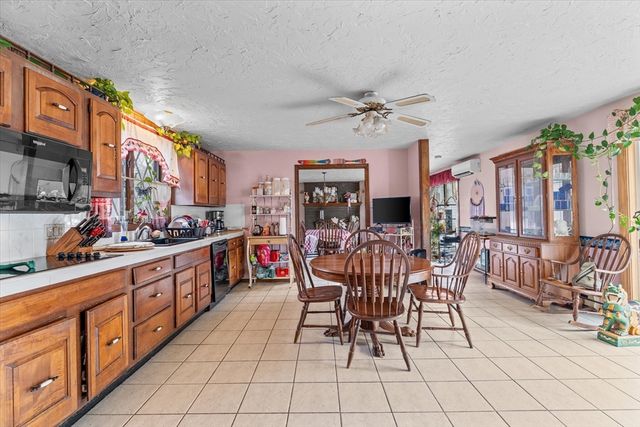 186 Eight Lots Rd, Sutton, MA 01590