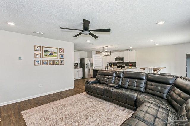 5731 Guinevere Ln, Milton, FL 32583