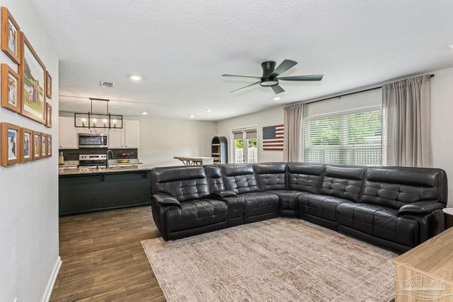 5731 Guinevere Ln, Milton, FL 32583
