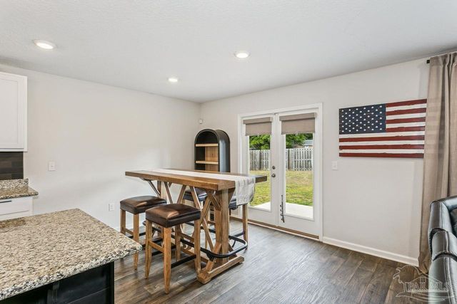 5731 Guinevere Ln, Milton, FL 32583