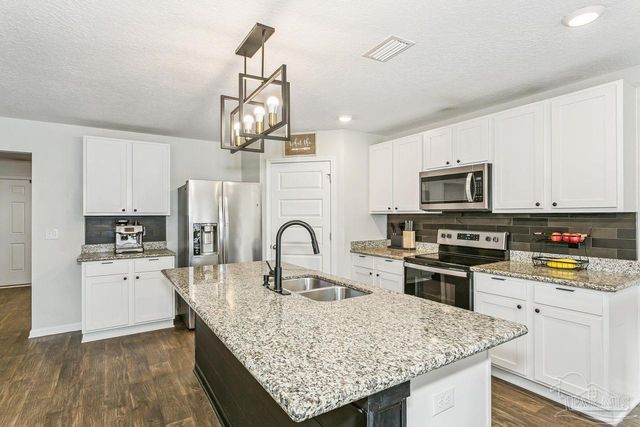 5731 Guinevere Ln, Milton, FL 32583