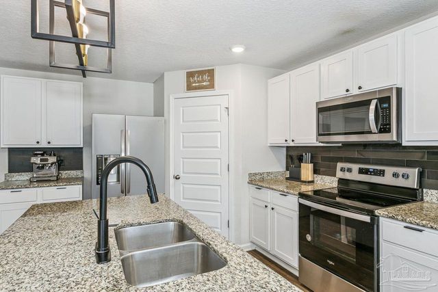 5731 Guinevere Ln, Milton, FL 32583