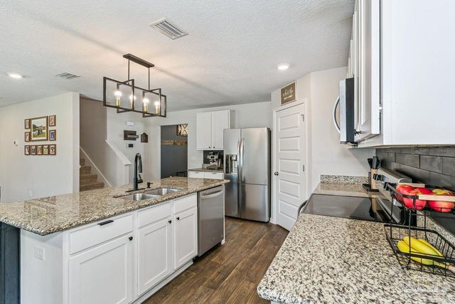 5731 Guinevere Ln, Milton, FL 32583