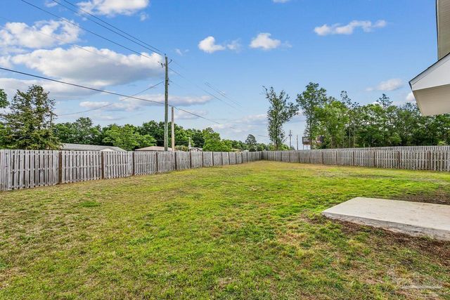 5731 Guinevere Ln, Milton, FL 32583