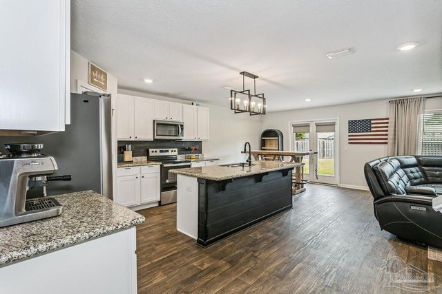 5731 Guinevere Ln, Milton, FL 32583