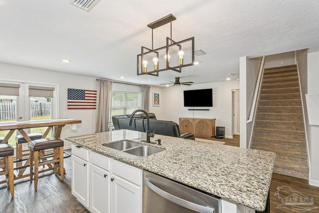 5731 Guinevere Ln, Milton, FL 32583
