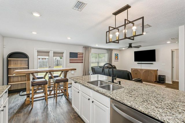 5731 Guinevere Ln, Milton, FL 32583