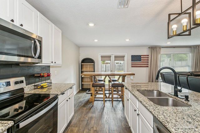 5731 Guinevere Ln, Milton, FL 32583