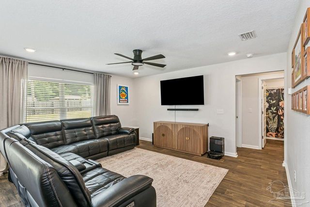 5731 Guinevere Ln, Milton, FL 32583