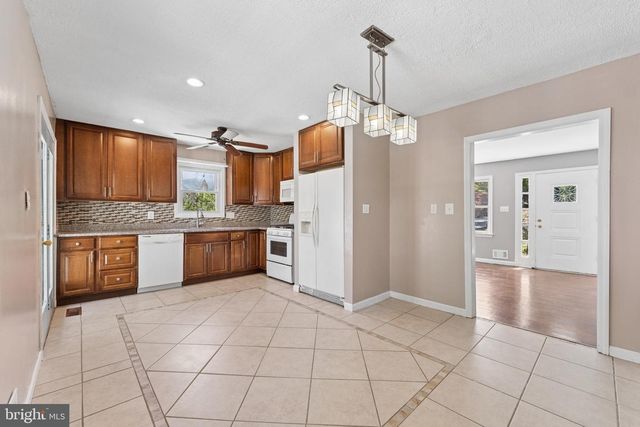 8816 SAUNDERS LN, Lanham, MD 20706