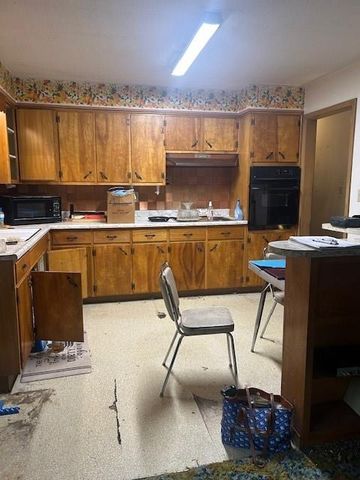 3737 N Walrond Avenue, Kansas City, MO 64117