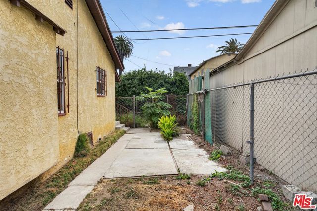 5008 S Wilton Place, Los Angeles, CA 90062