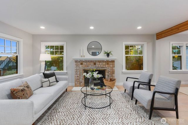 803 W Etruria Street, Seattle, WA 98119