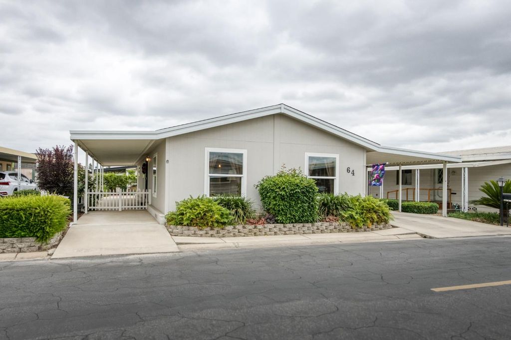 Image 1 of property listing at 1701 Dinuba Avenue # 64, Selma, CA 93662