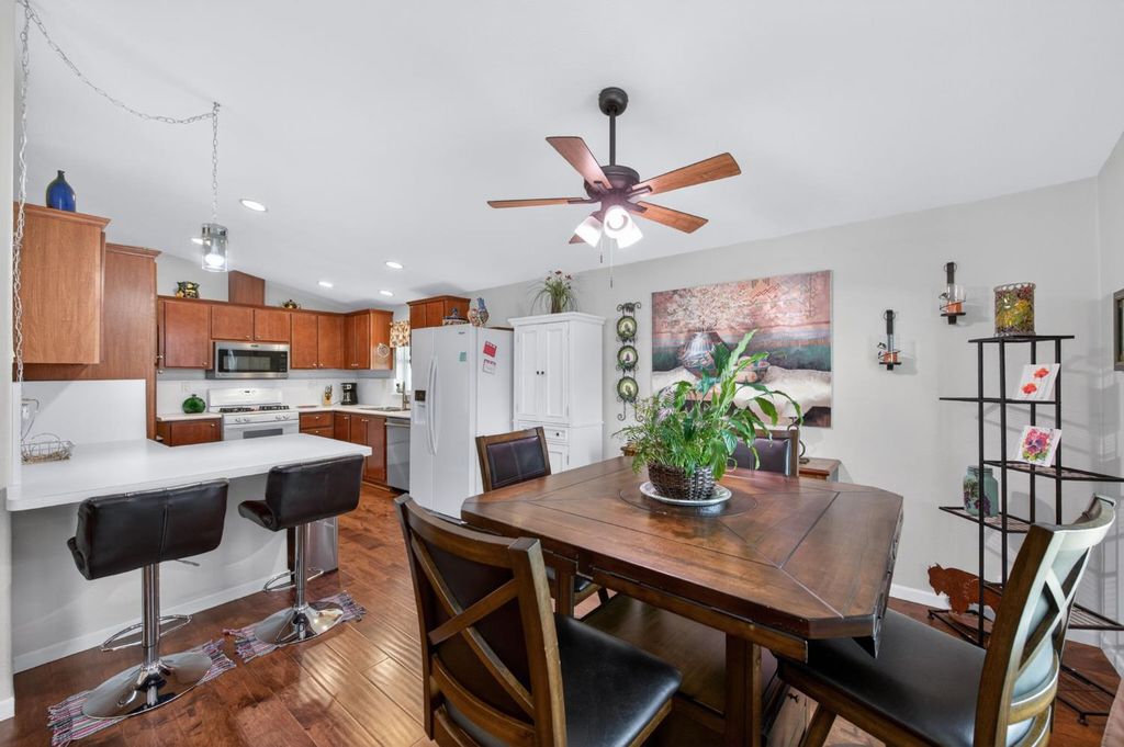 Image 12 of property listing at 1701 Dinuba Avenue # 64, Selma, CA 93662