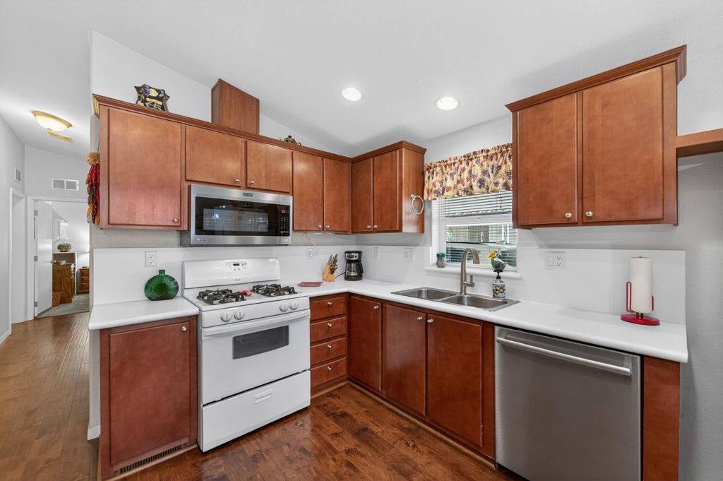 Image 14 of property listing at 1701 Dinuba Avenue # 64, Selma, CA 93662