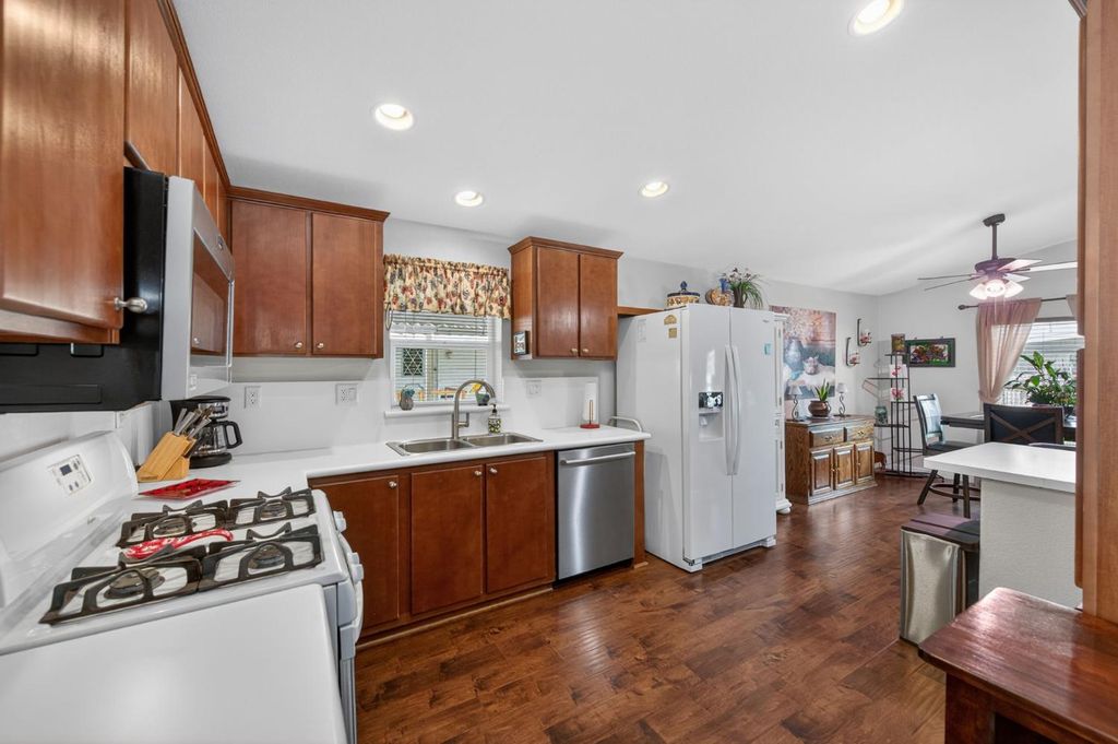 Image 15 of property listing at 1701 Dinuba Avenue # 64, Selma, CA 93662