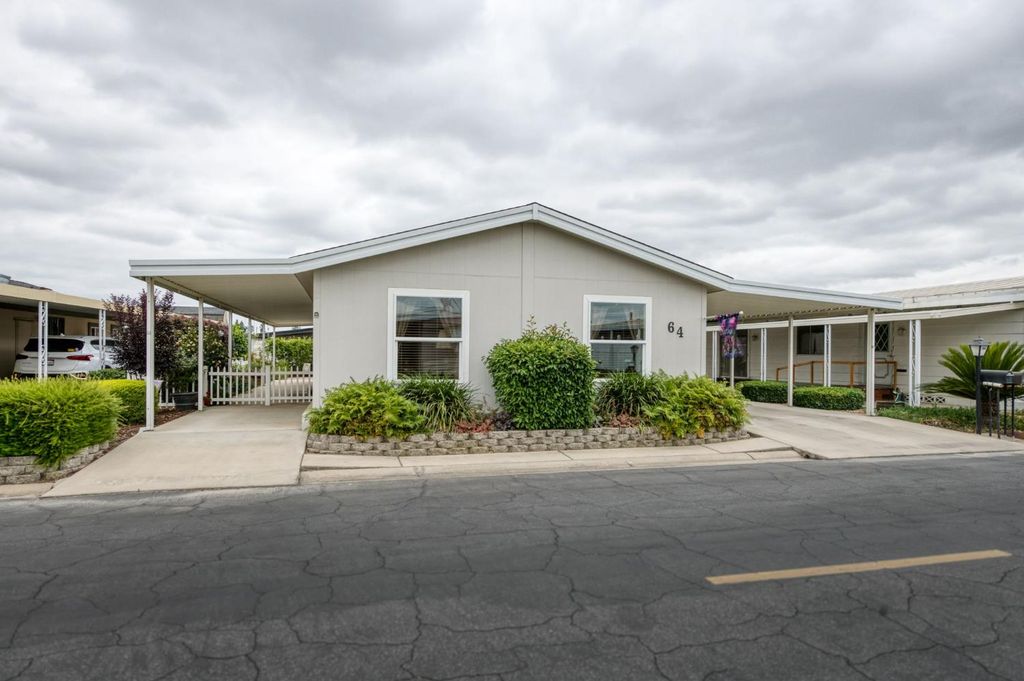 Image 2 of property listing at 1701 Dinuba Avenue # 64, Selma, CA 93662