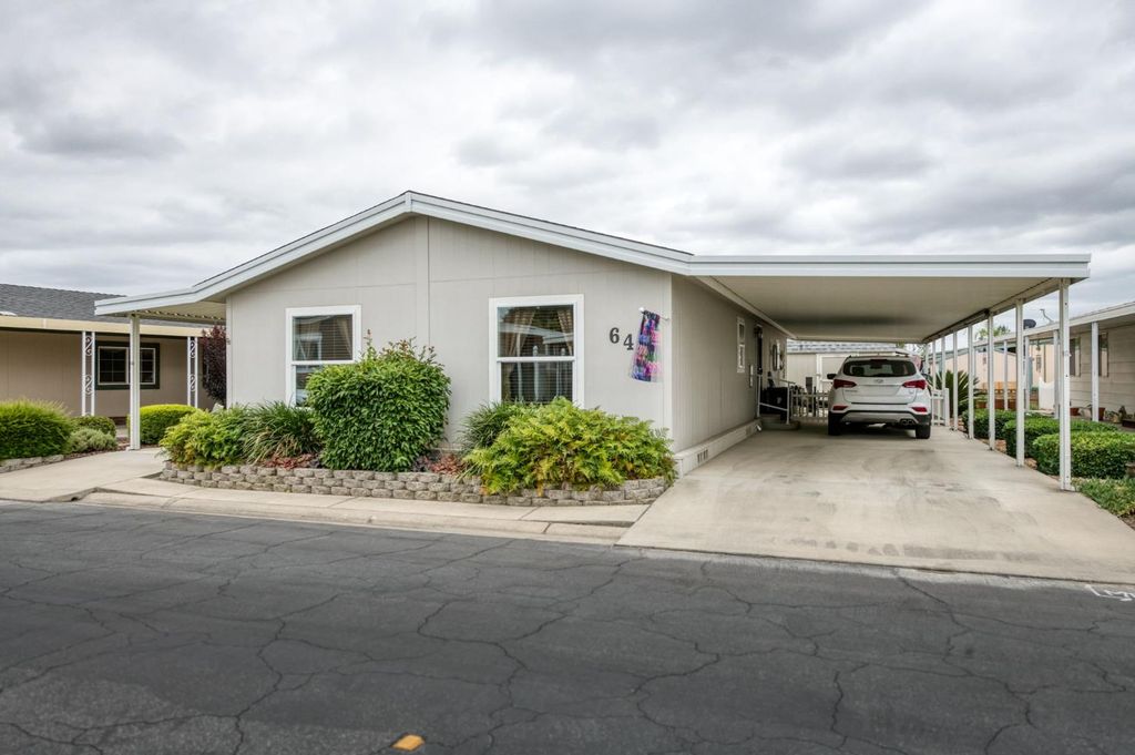 Image 3 of property listing at 1701 Dinuba Avenue # 64, Selma, CA 93662