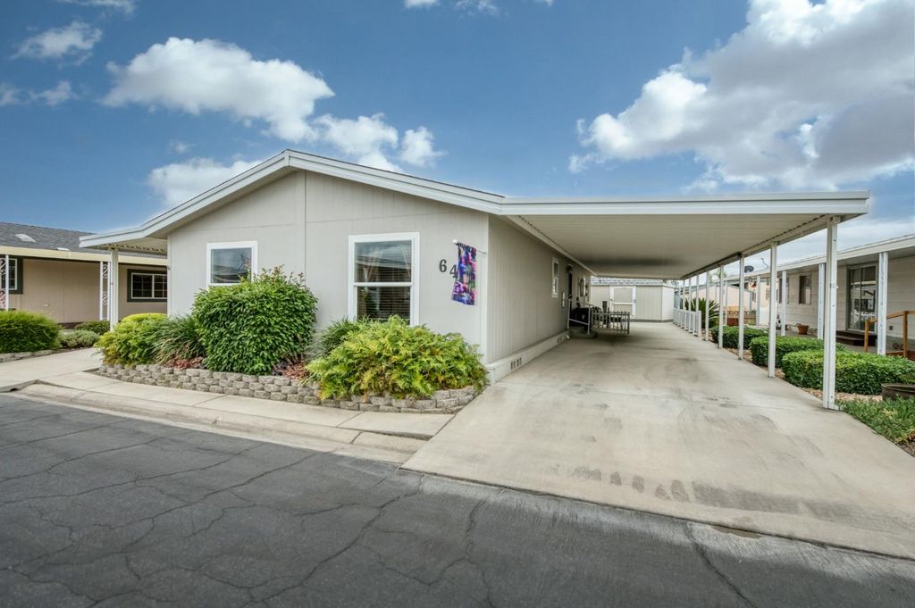 Image 4 of property listing at 1701 Dinuba Avenue # 64, Selma, CA 93662