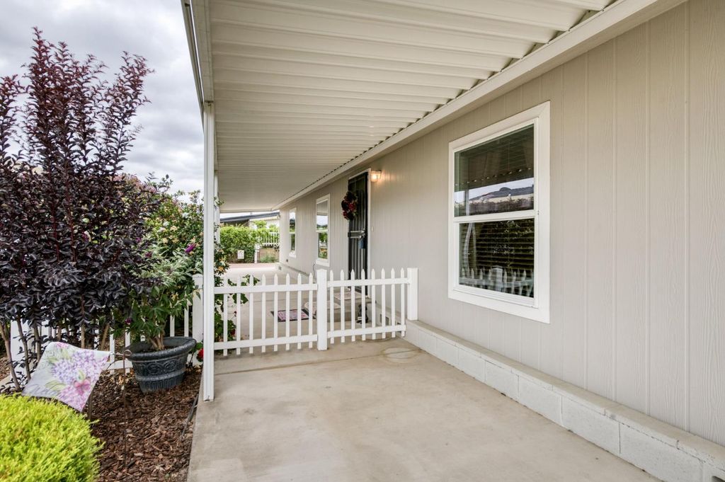 Image 5 of property listing at 1701 Dinuba Avenue # 64, Selma, CA 93662
