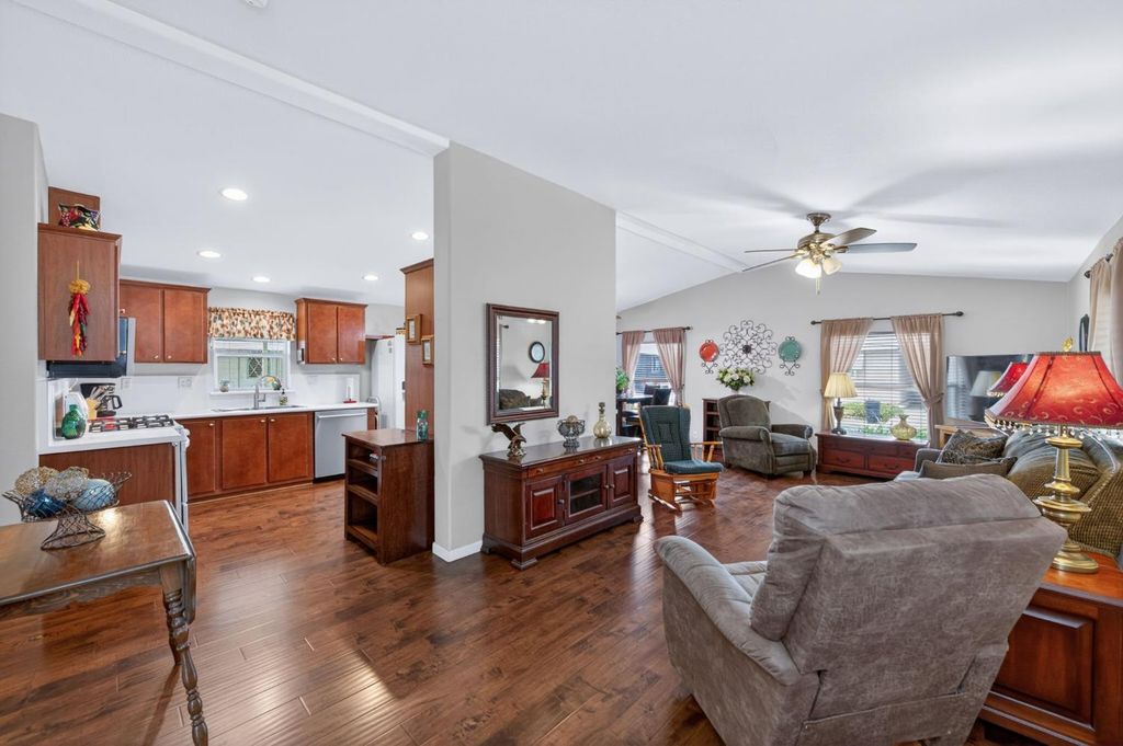 Image 7 of property listing at 1701 Dinuba Avenue # 64, Selma, CA 93662