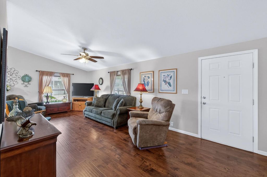 Image 8 of property listing at 1701 Dinuba Avenue # 64, Selma, CA 93662