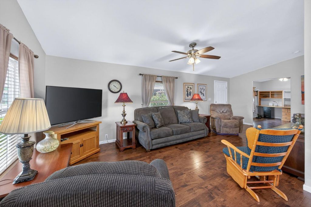 Image 9 of property listing at 1701 Dinuba Avenue # 64, Selma, CA 93662