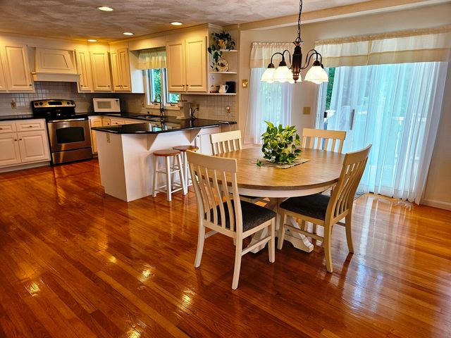 12 Jason Dr, Lincoln, RI 02865