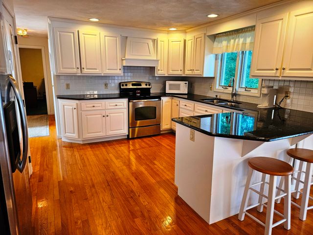 12 Jason Dr, Lincoln, RI 02865