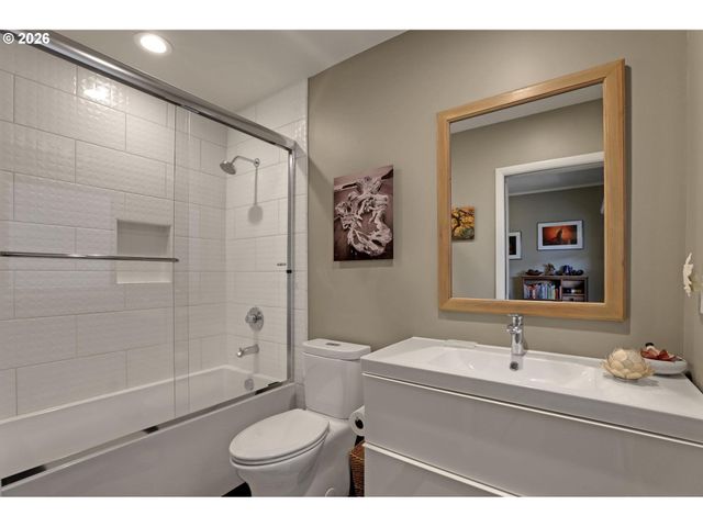 2838 Ne HAMBLET St, Portland, OR 97212