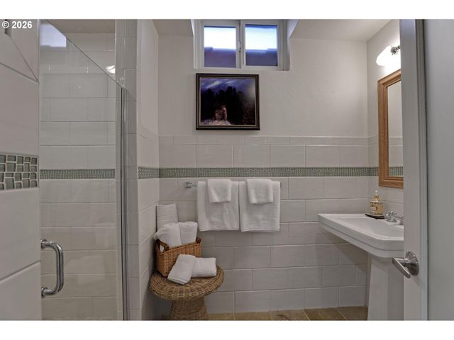 2838 Ne HAMBLET St, Portland, OR 97212