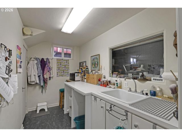 2838 Ne HAMBLET St, Portland, OR 97212