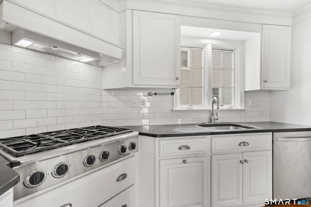 4 Woodridge Circle, Trumbull, CT 06611