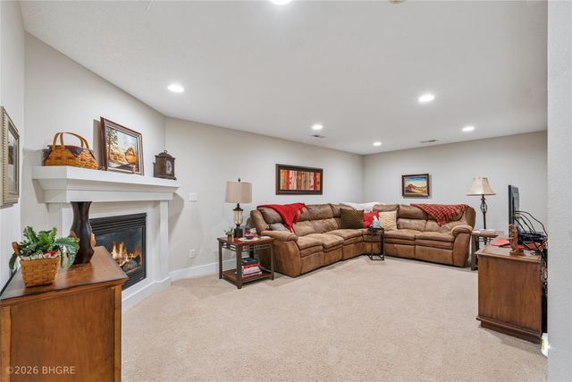6824 Mark Twain Court, Johnston, IA 50131