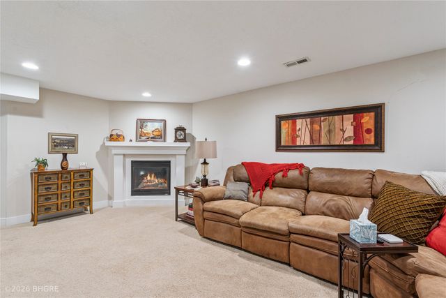 6824 Mark Twain Court, Johnston, IA 50131