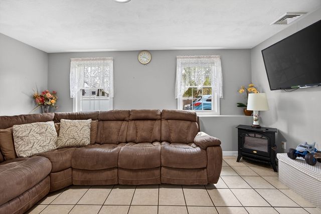 111R Grove Ave, Wilmington, MA 01887