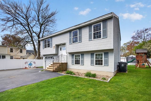 111R Grove Ave, Wilmington, MA 01887