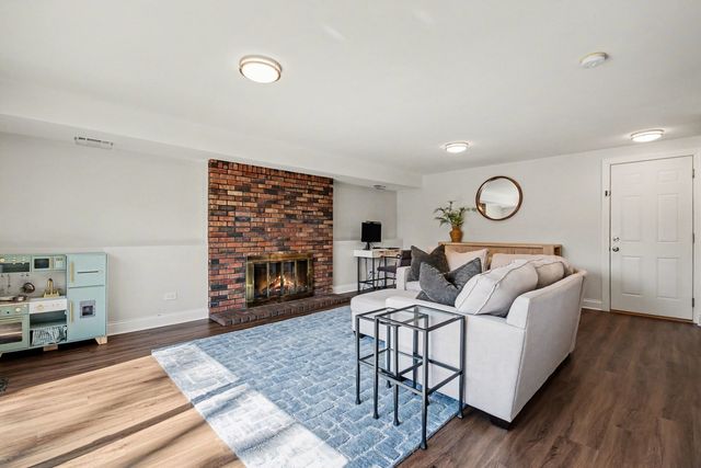 923 Oxford Road, Glen Ellyn, IL 60137