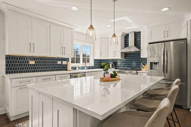 923 Oxford Road, Glen Ellyn, IL 60137