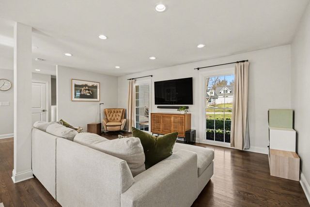 923 Oxford Road, Glen Ellyn, IL 60137