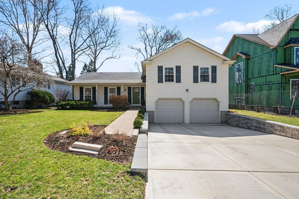 923 Oxford Road, Glen Ellyn, IL 60137