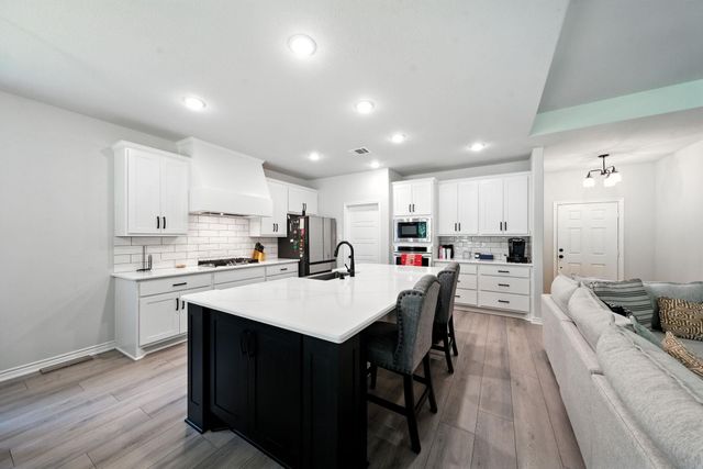 105 Rim Rock RD, Huntsville, TX 77340