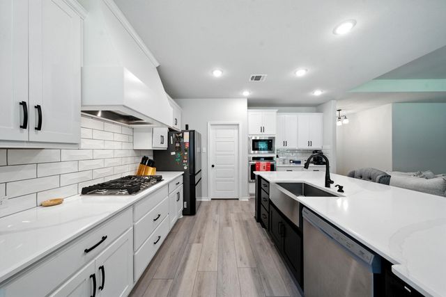 105 Rim Rock RD, Huntsville, TX 77340