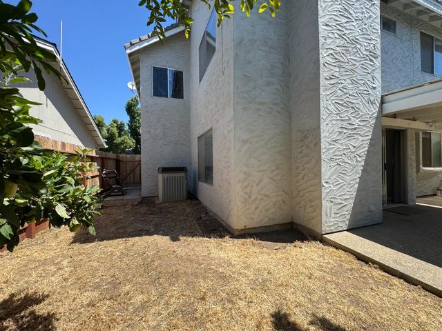 2181 E Minarets Avenue, Fresno, CA 93720
