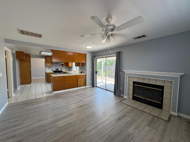 2181 E Minarets Avenue, Fresno, CA 93720